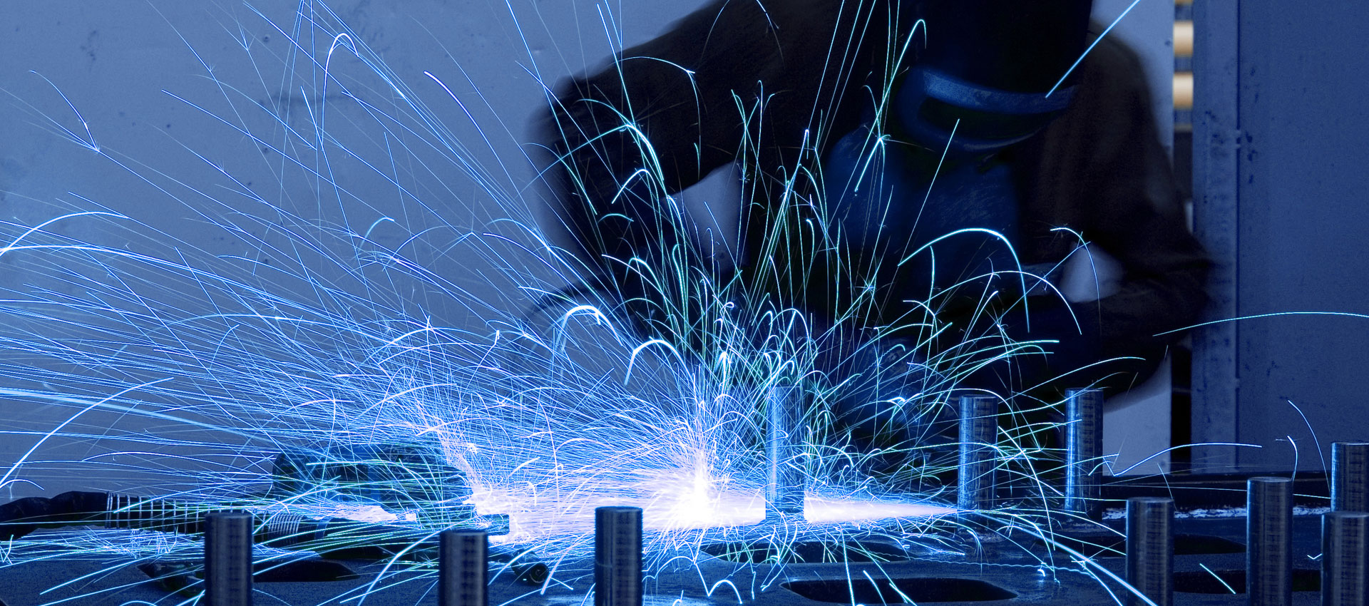 Steel welding with bright sparks